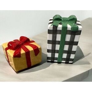 2023 Hallmark VIP Salt & Pepper Shaker Set Christmas Present‎ Gift Box New